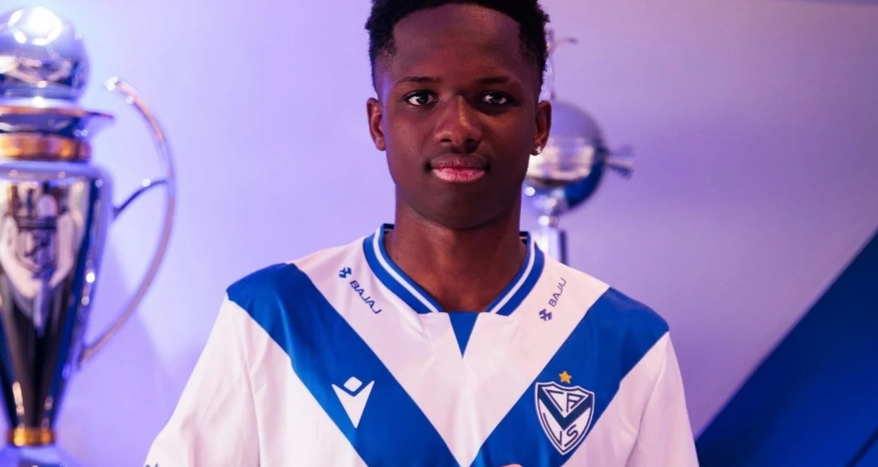 El haitiano Stephen «Kiki» Ramos firmó su primer contrato profesional en Vélez