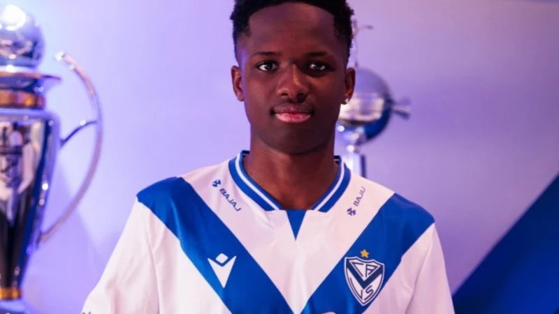 El haitiano Stephen «Kiki» Ramos firmó su primer contrato profesional en Vélez