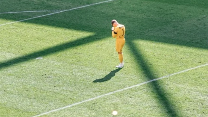 Emotivo homenaje en Países Bajos y lágrimas de Koeman Jr en Telstar
