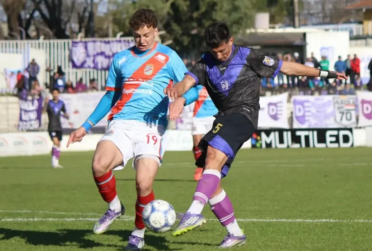 Arsenal le ganó agónicamente a Villa Dálmine y lidera en Primera B