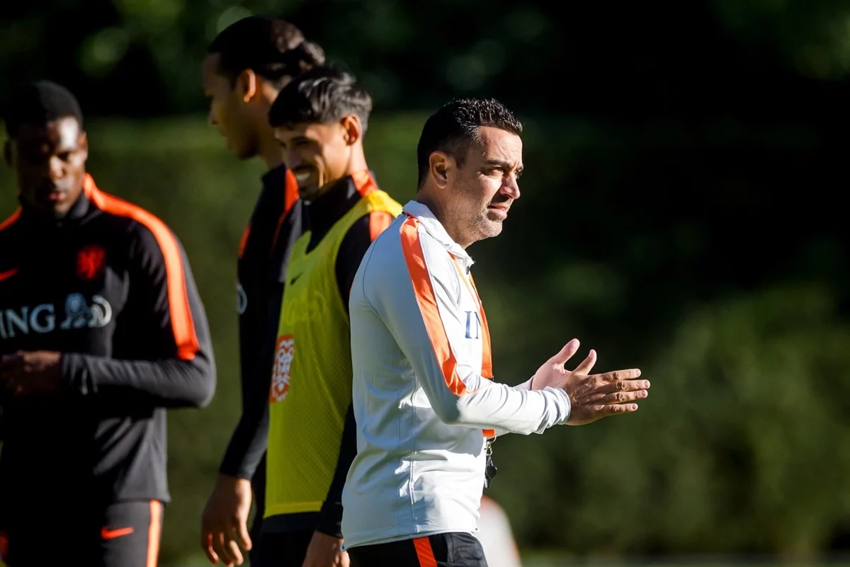 Así es el primer once titular de Xavi en Países Bajos