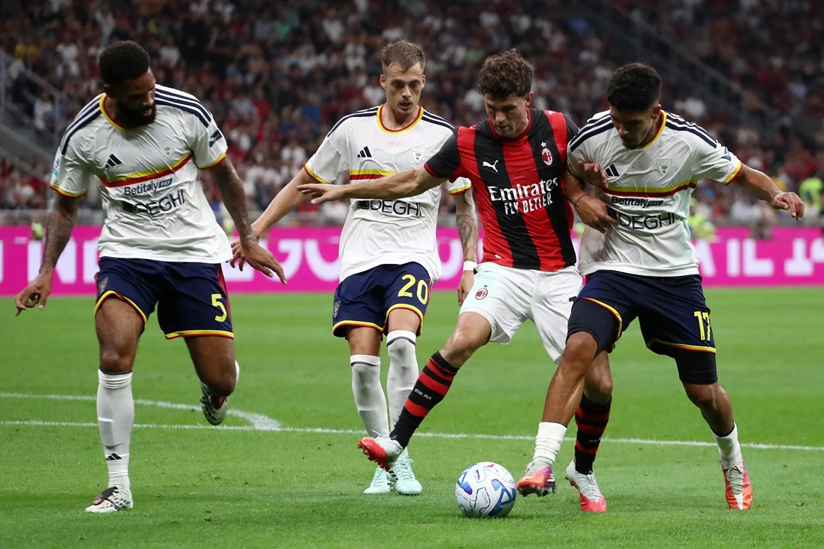 Milan goleó a Lecce y quedó a dos de los líderes