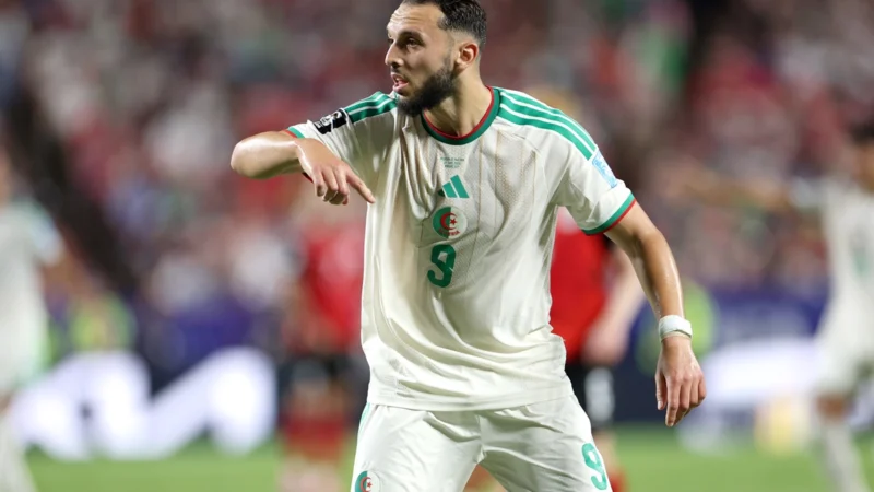 Amine Gouiri salió lesionado en Argelia y preocupó al Marsella