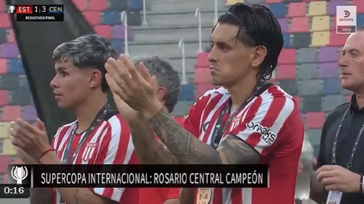 Todo Estudiantes aplaudió irónicamente a Darío Herrera durante la entrega de medallas