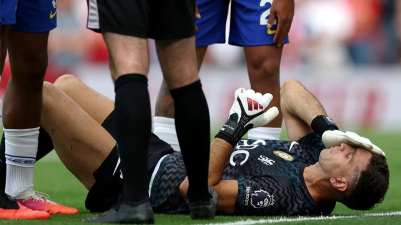 Dibu Martínez recibió una tremenda patada en la cabeza de Gabriel durante Arsenal vs Chelsea