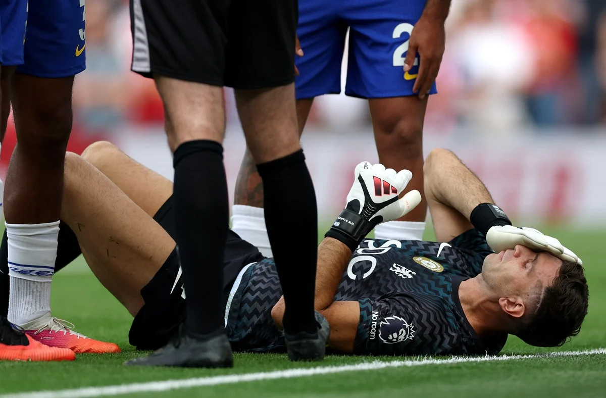 Dibu Martínez recibió una tremenda patada en la cabeza de Gabriel durante Arsenal vs Chelsea