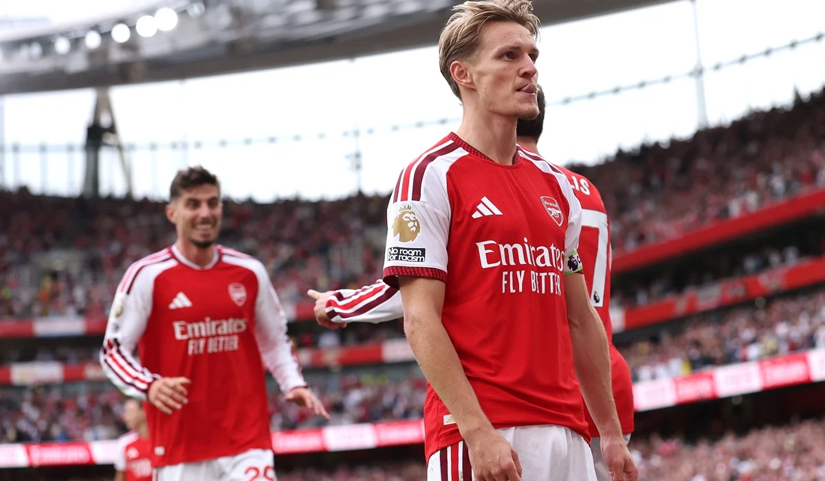 Arsenal remontó ante Chelsea y lidera la Premier League junto a Manchester City