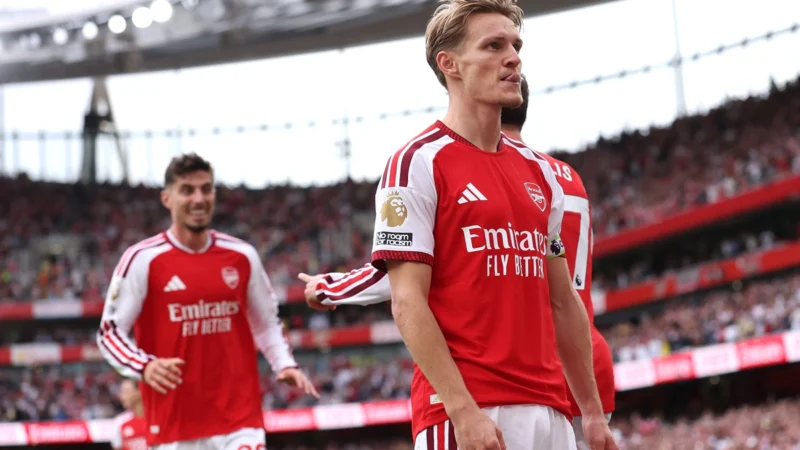 Arsenal remontó ante Chelsea y lidera la Premier League junto a Manchester City