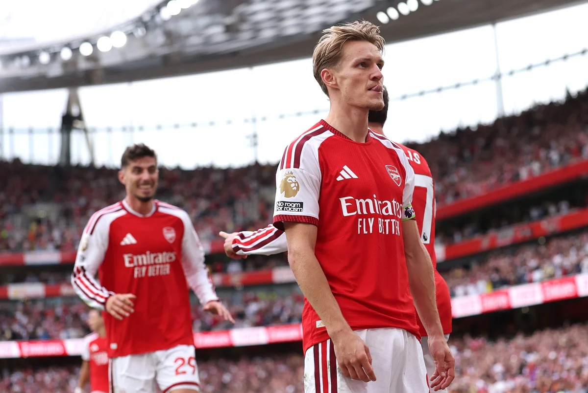 Arsenal remontó ante Chelsea y lidera la Premier League junto a Manchester City