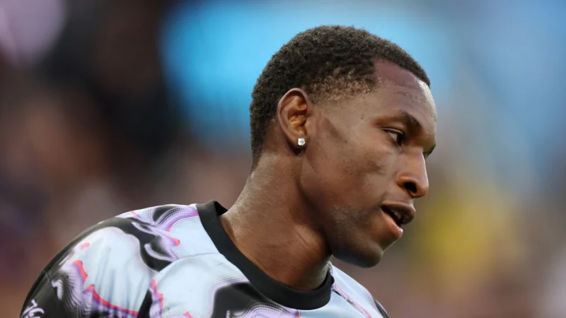 Nico Jackson marcó por primera vez con Aston Villa tras un error de Sommer