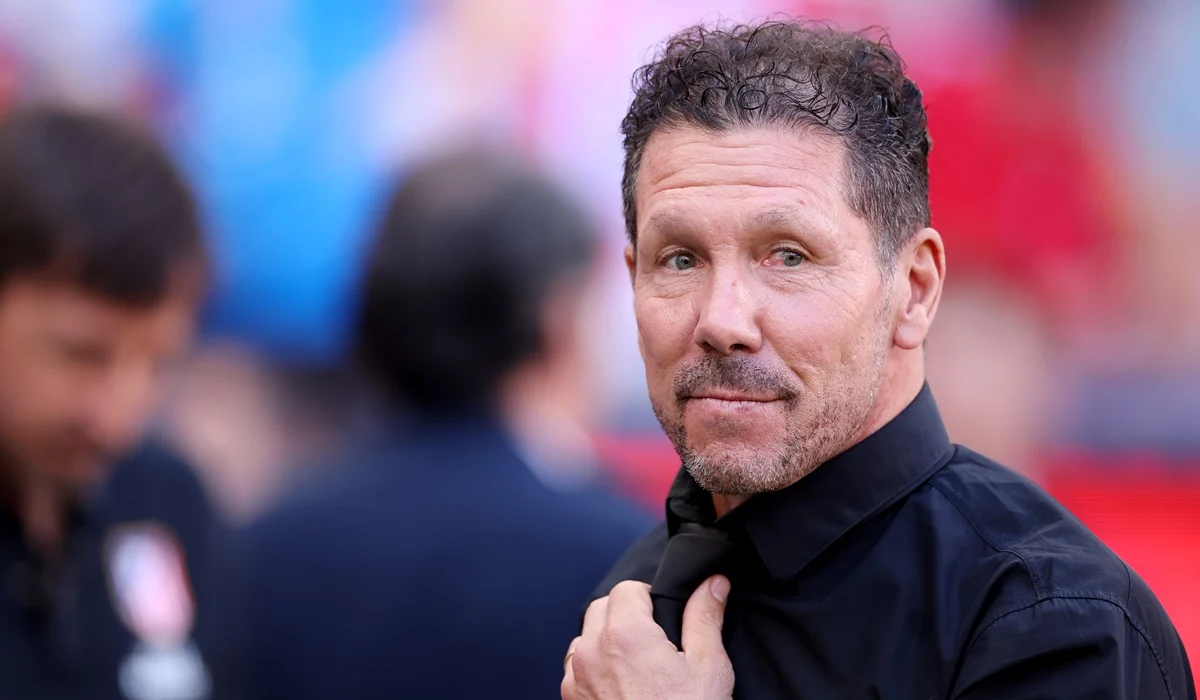 ¡Insólito! El primer amonestado del derbi de Madrid fue el Cholo Simeone