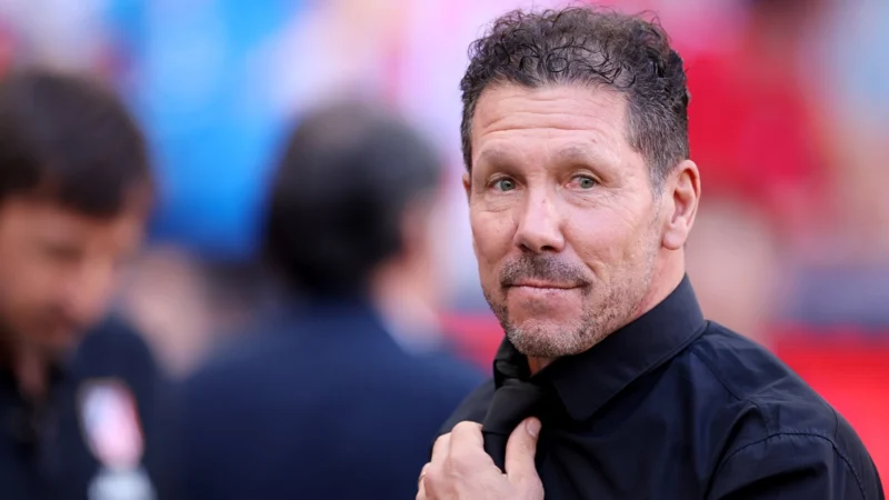 ¡Insólito! El primer amonestado del derbi de Madrid fue el Cholo Simeone