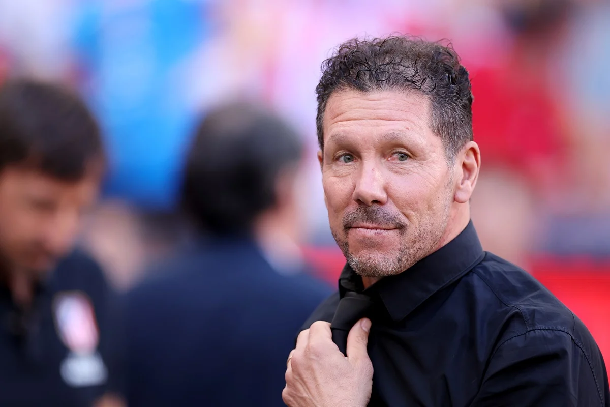 ¡Insólito! El primer amonestado del derbi de Madrid fue el Cholo Simeone