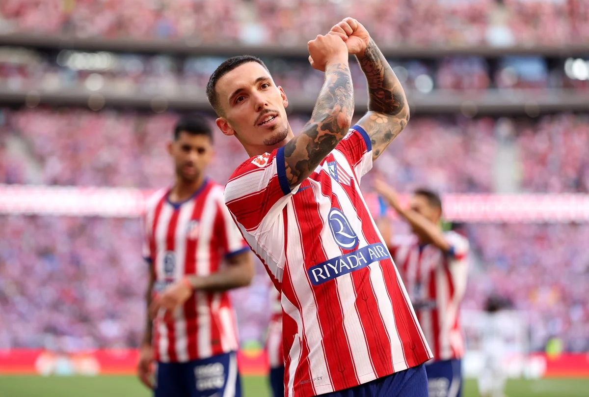 Alejandro Grimaldo abrió el derbi de Madrid con un gol de penal