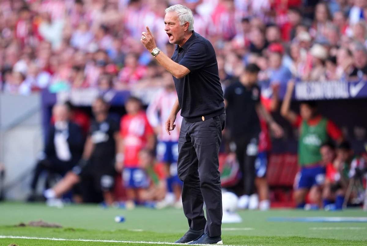 Mourinho estalló tras perder el derbi: «Son dos tarjetas rojas claras»
