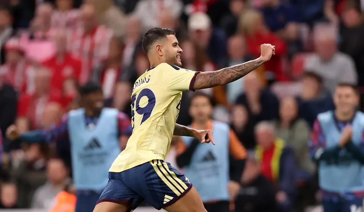Bruno Guimarães, ex Newcastle, respondió a los abucheos del Sunderland con golazo y topo gigio