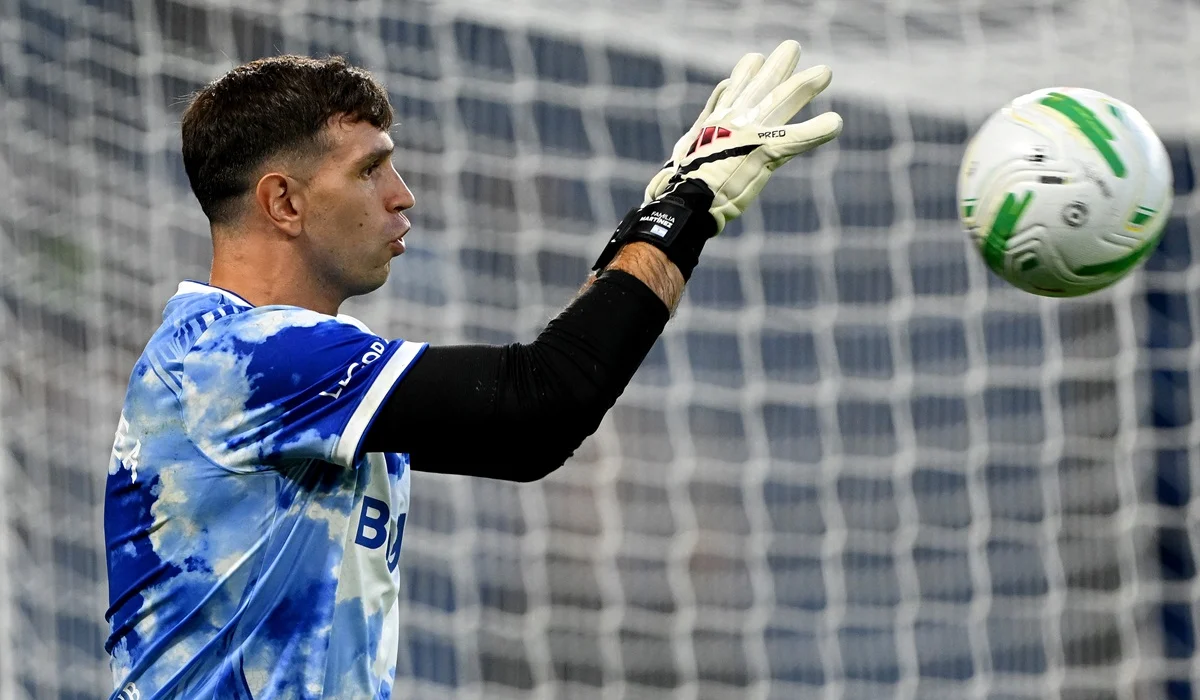 Dibu Martínez y Valentín Barco son titulares en Brentford – Chelsea