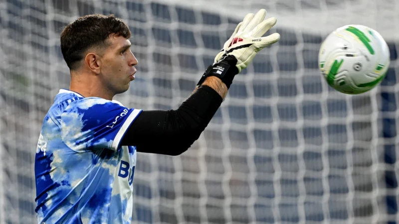 Dibu Martínez y Valentín Barco son titulares en Brentford – Chelsea