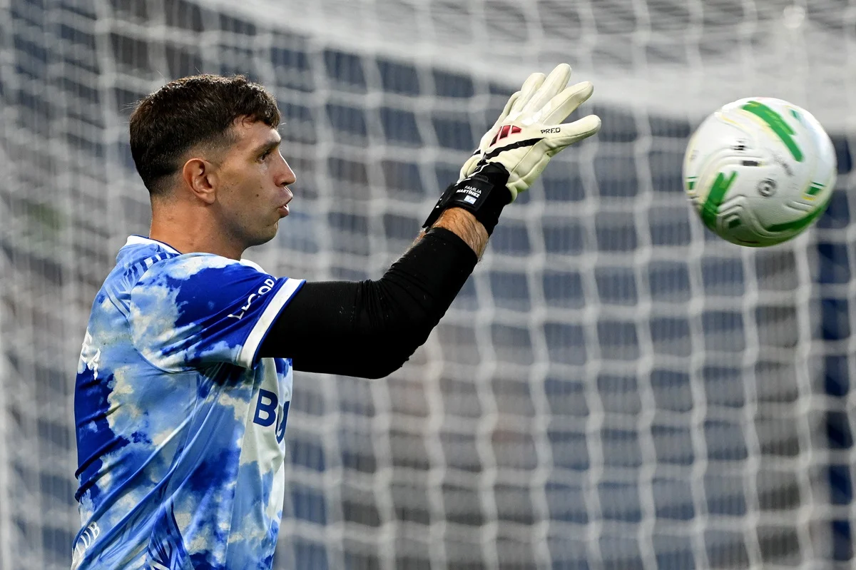 Dibu Martínez y Valentín Barco son titulares en Brentford – Chelsea