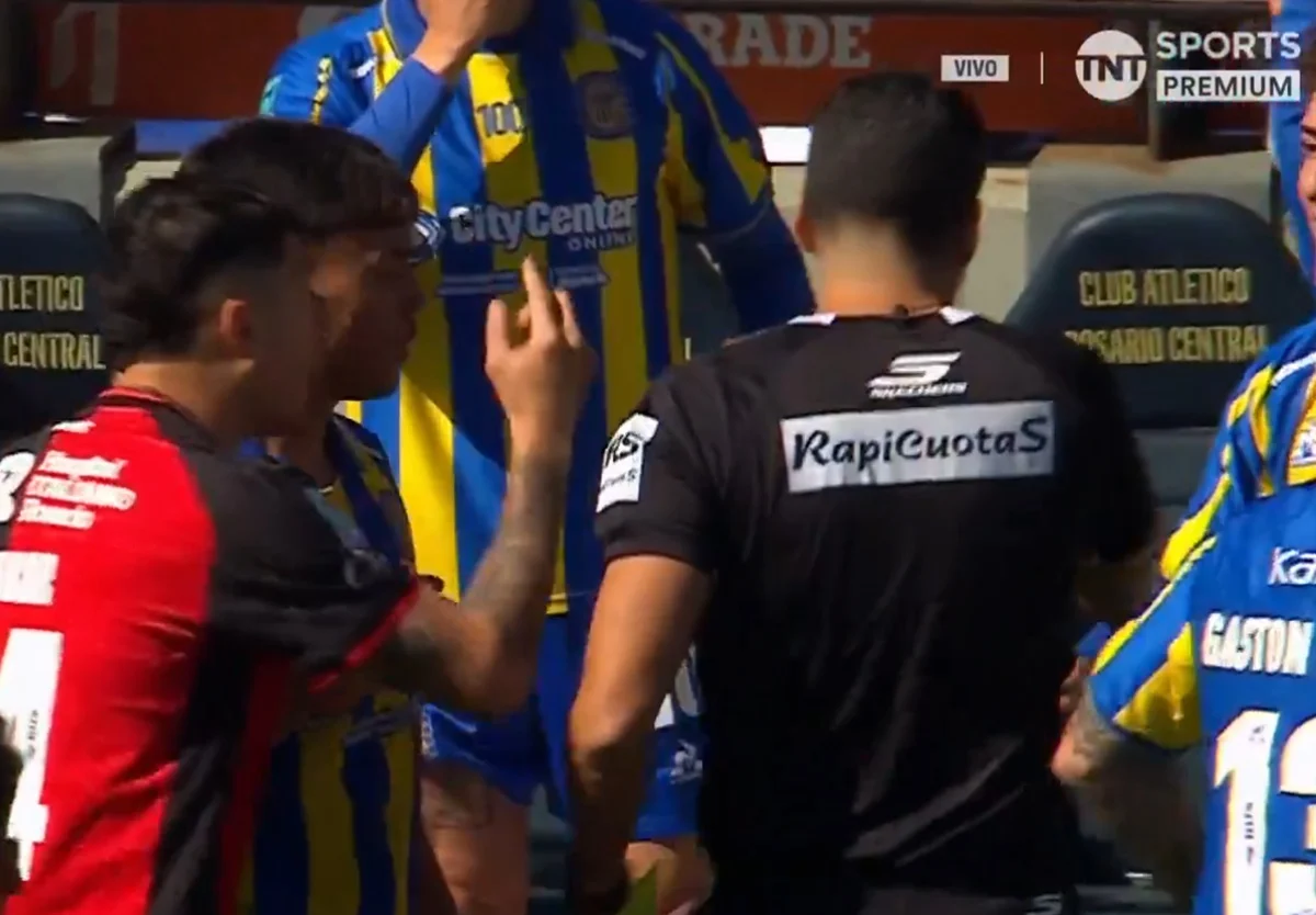 La primera amarilla en Rosario Central y Newell´s fue a los 97 segundos