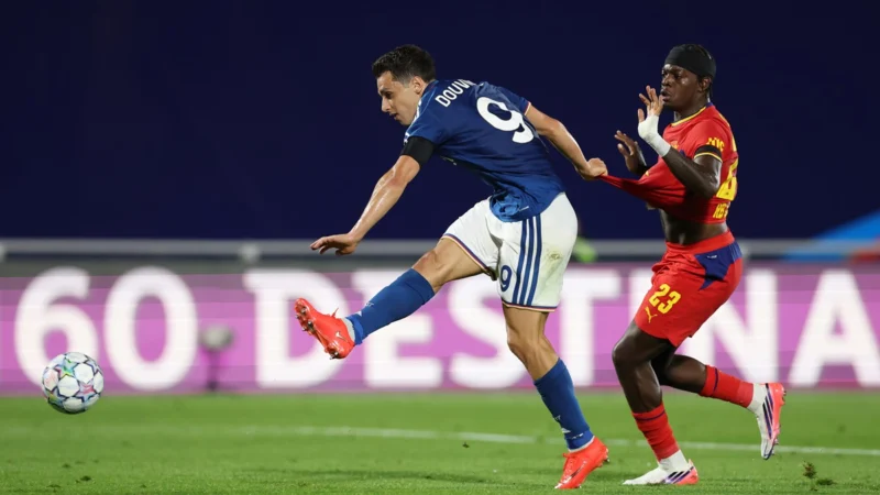 Douvikas debutó en Champions y marcó un gol para Como