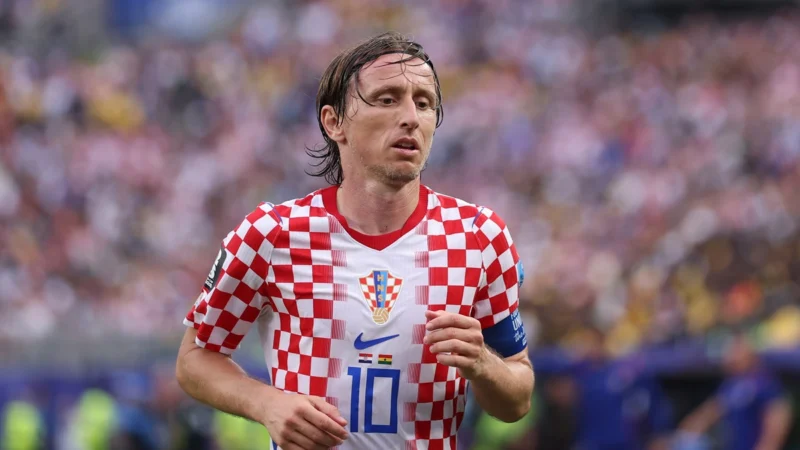 Modric no hace la de Messi y seguirá jugando para Croacia