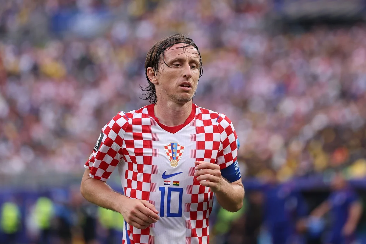 Modric no hace la de Messi y seguirá jugando para Croacia