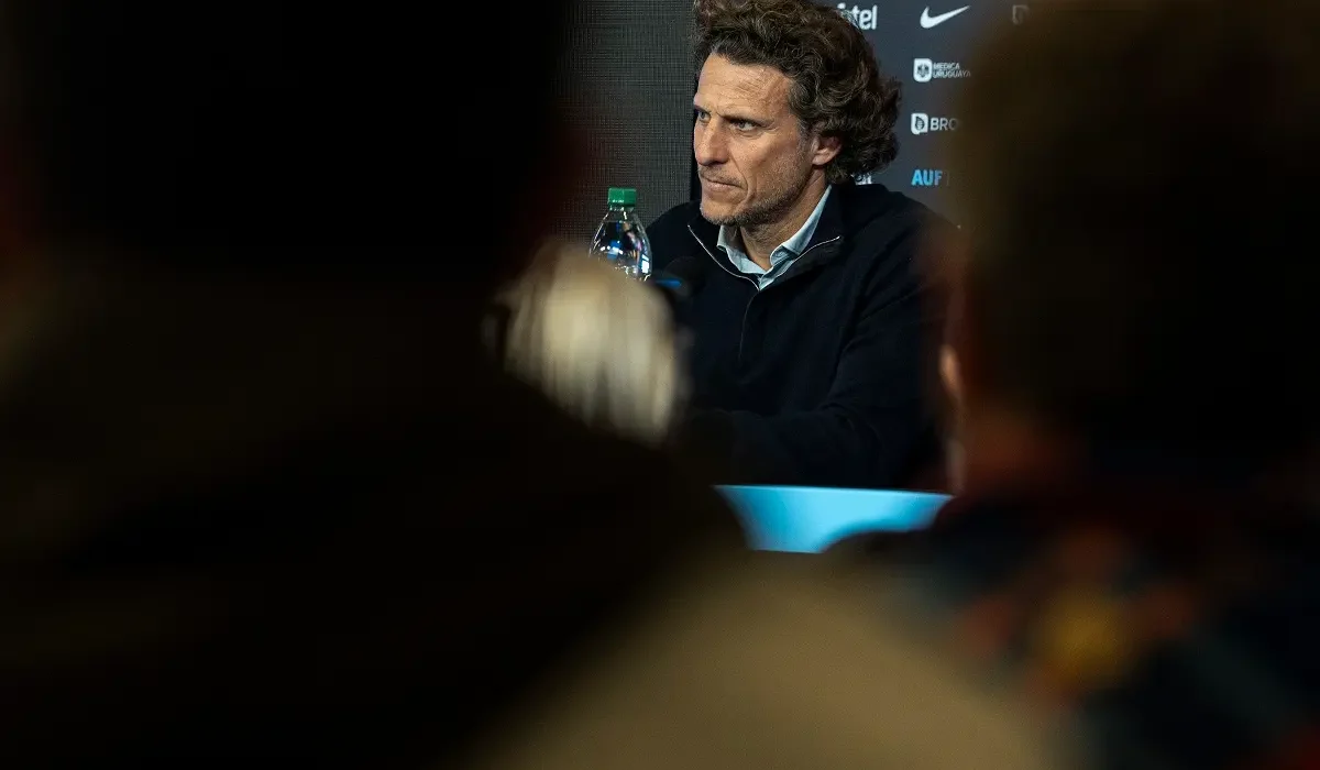 Diego Forlán confirmó su primera formación como entrenador de Uruguay ante Japón