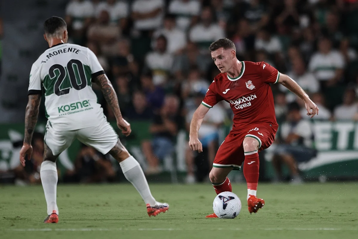 Real Sociedad derrotó al Elche de Martín Anselmi, insultado en el Martínez Valero