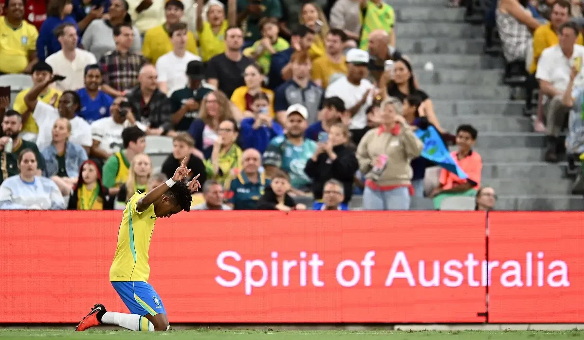 Bruno Guimarães arruinó el gol de Estêvão con una acción infantil y el VAR lo anuló en Brasil – Australia