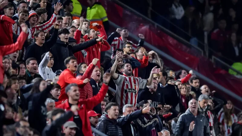 Los hinchas de Estudiantes insultaron al Chiqui Tapia tras el polémico penal para Rosario Central