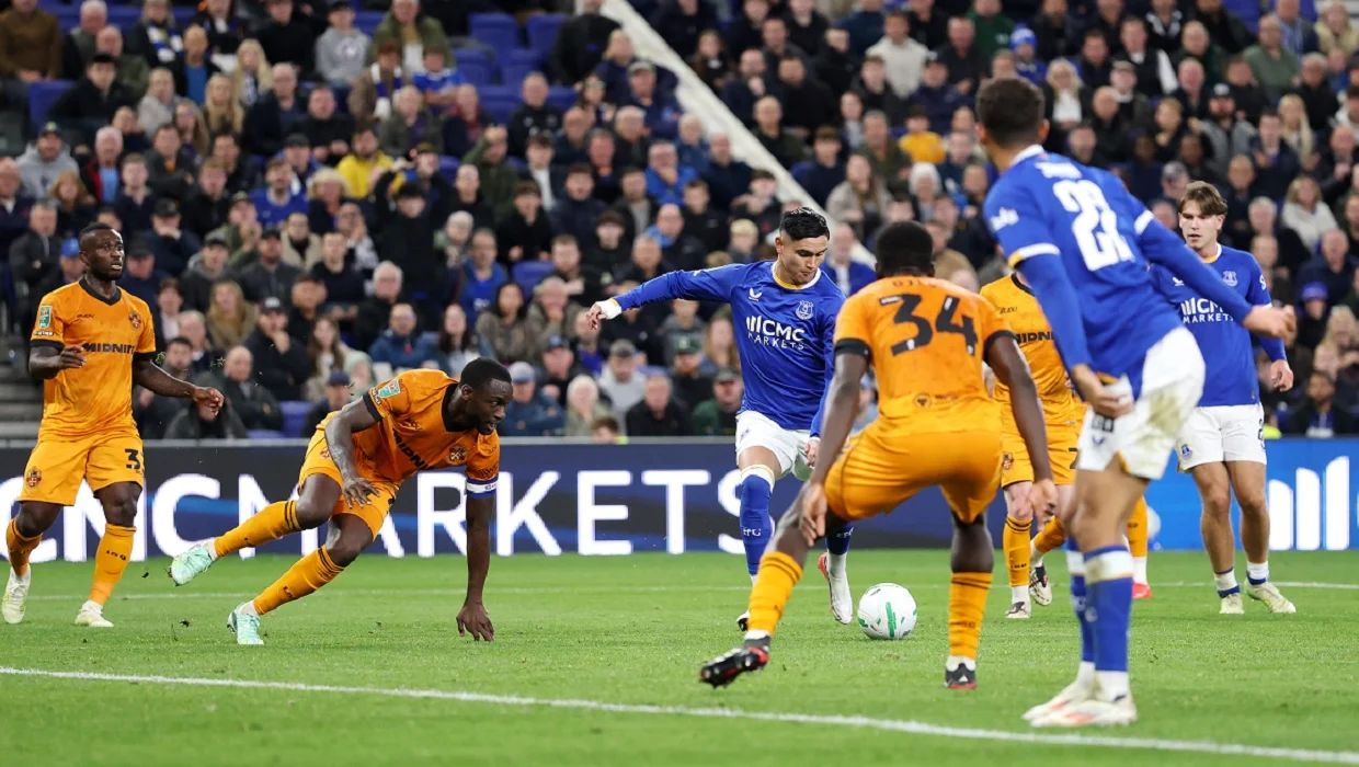 Carlos Alcaraz decretó la victoria y clasificación de Everton sobre Wolves en EFL Cup
