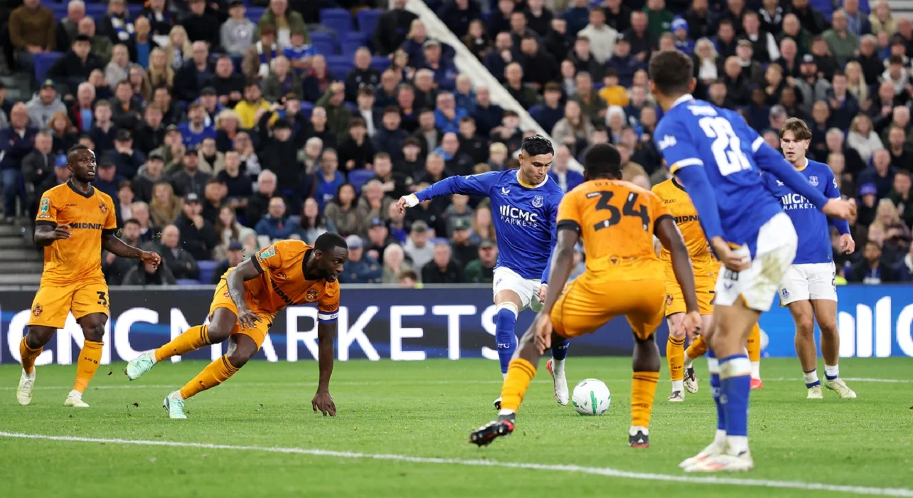 Carlos Alcaraz decretó la victoria y clasificación de Everton sobre Wolves en EFL Cup