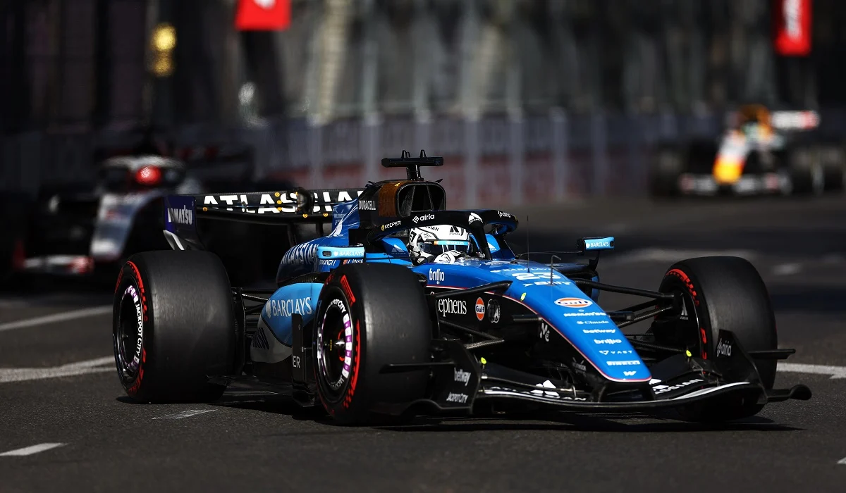 Duro choque de Alex Albon en Baku y bandera amarilla a 20 vueltas para el final