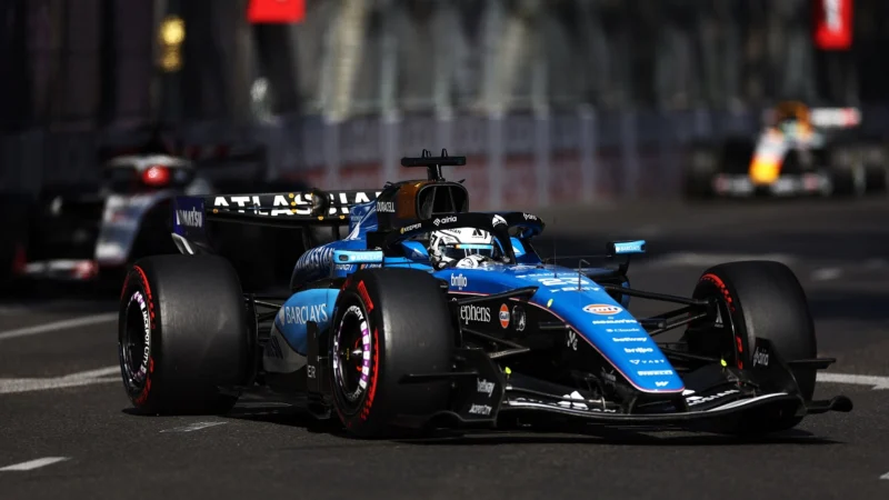 Duro choque de Alex Albon en Baku y bandera amarilla a 20 vueltas para el final