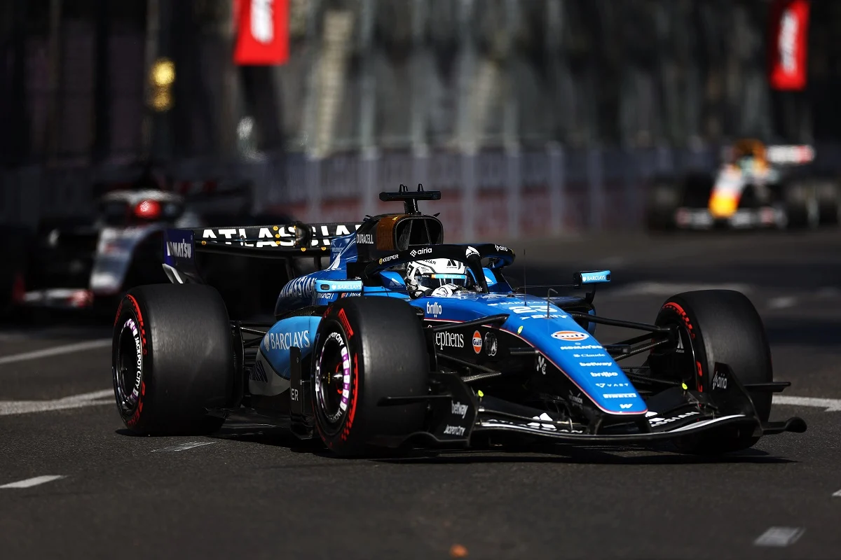 Duro choque de Alex Albon en Baku y bandera amarilla a 20 vueltas para el final