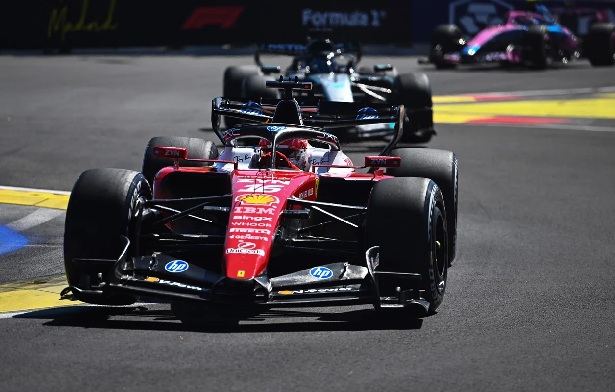 Leclerc aprovechó un pit stop de Norris y lidera en Madring