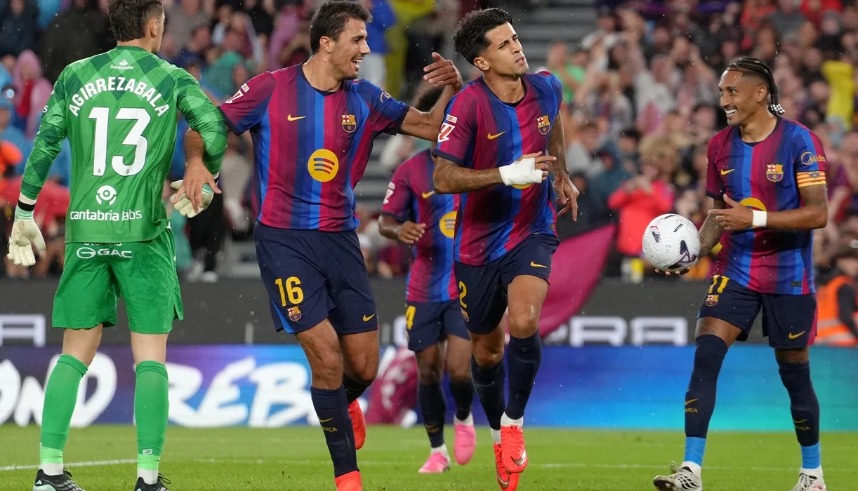 Joao Cancelo metió dos golazos para Barcelona ante Racing de Santander