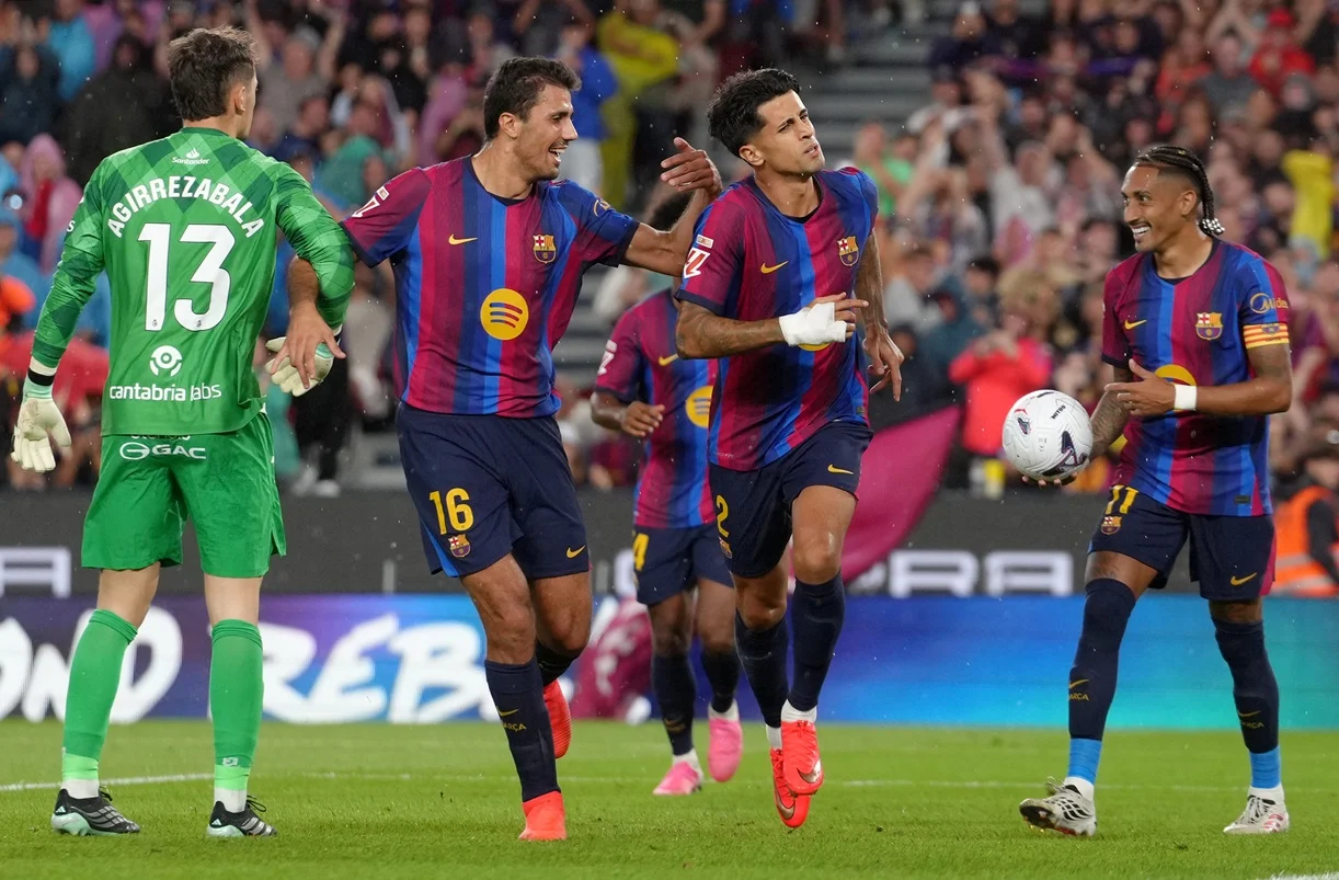 Joao Cancelo metió dos golazos para Barcelona ante Racing de Santander