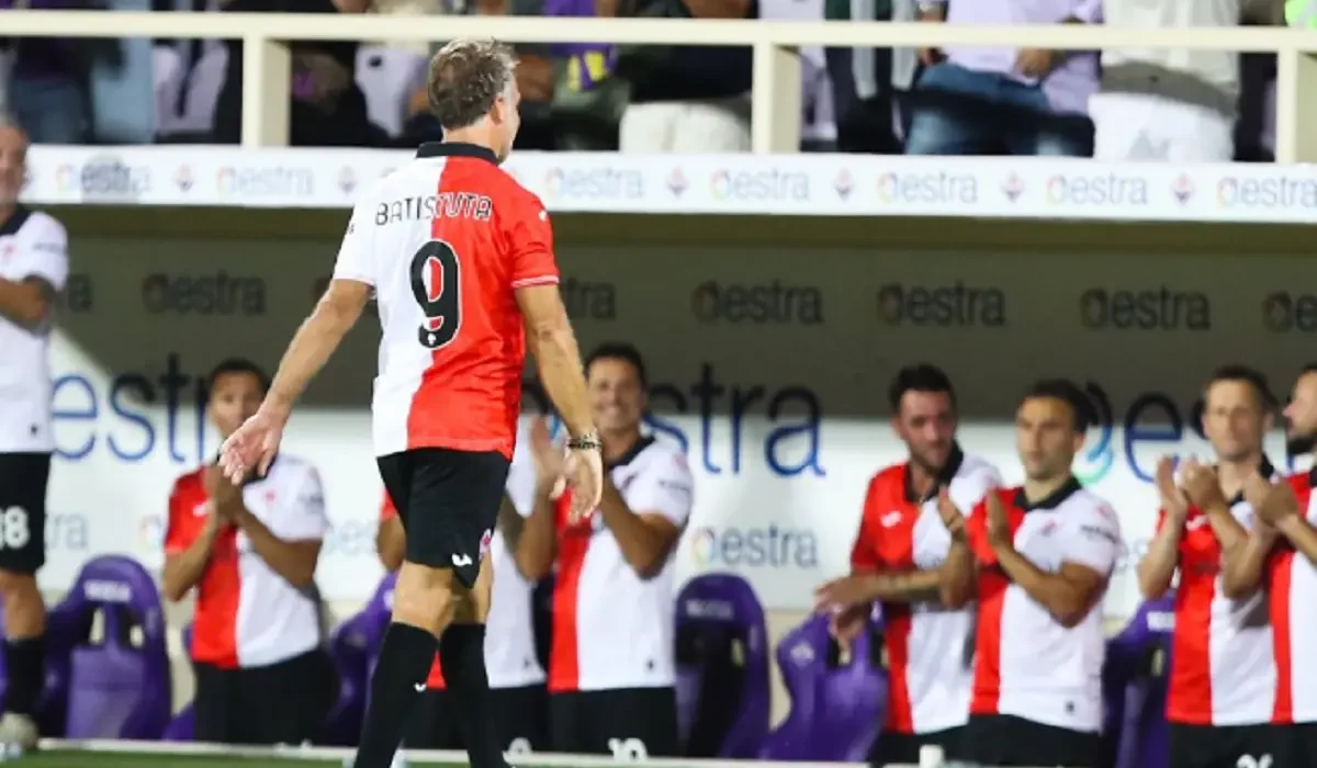 Gabriel Batistuta volvió a vestir la camiseta de Fiorentina y marcó un gol en la fiesta del centenario del club