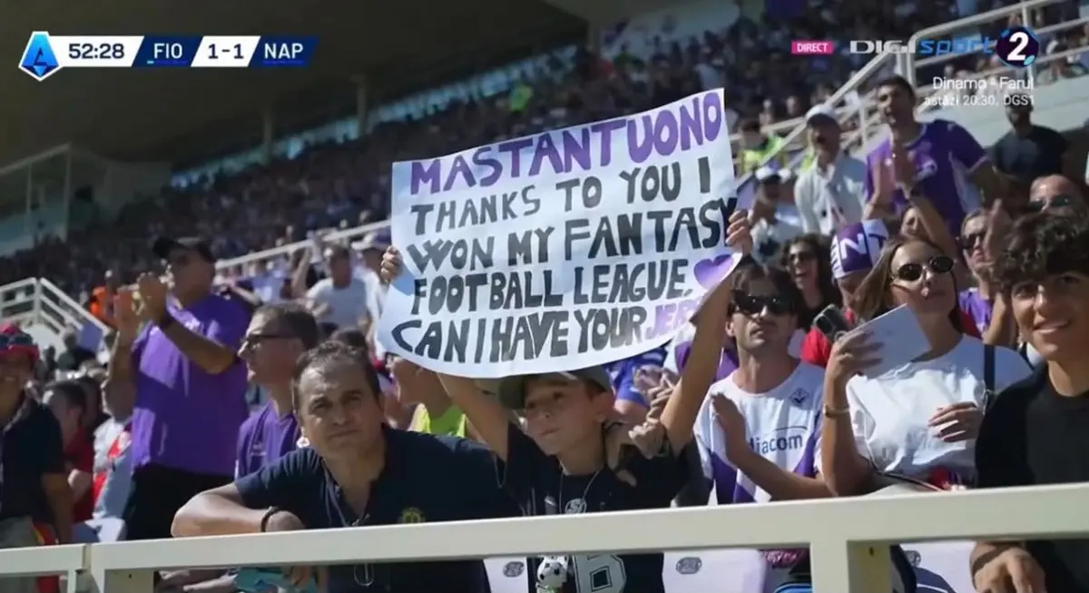 El cartel viral que un niño le dedicó a Franco Mastantuono en la Fiorentina