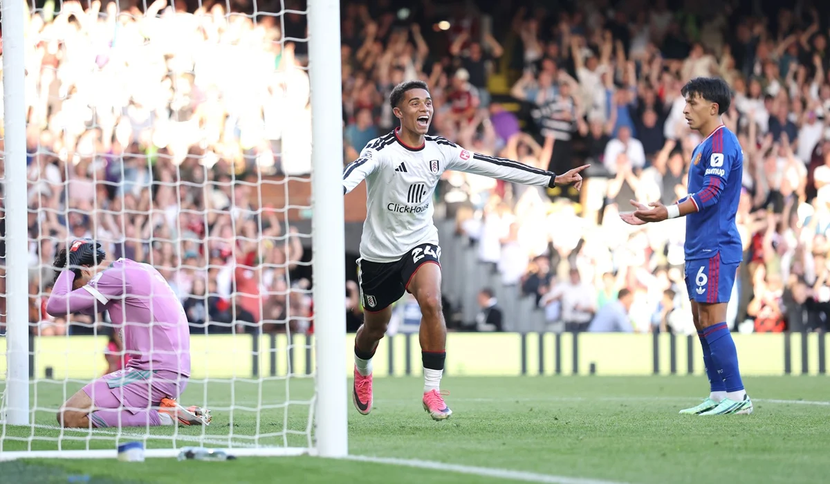 Fulham y Manchester United empataron con dos goles en contra
