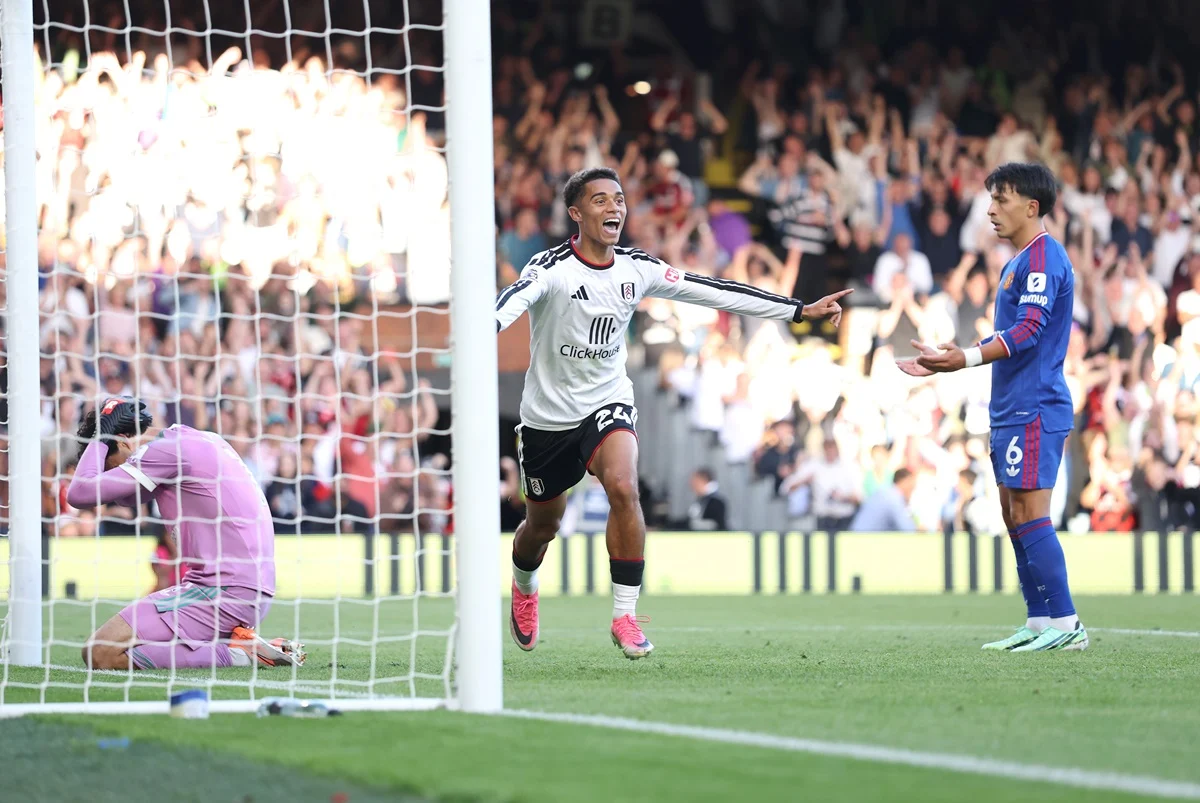 Fulham y Manchester United empataron con dos goles en contra