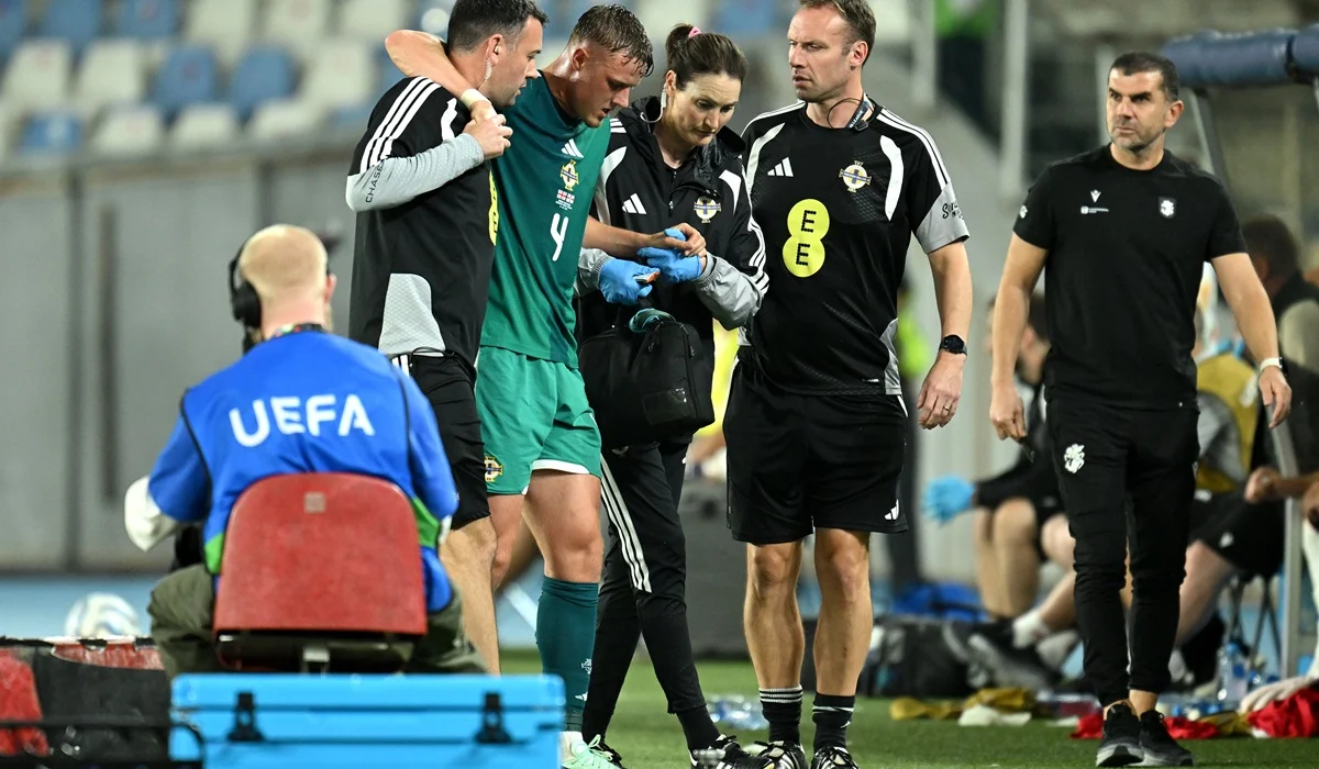 Daniel Ballard salió lesionado en Irlanda del Norte y alarmó al Sunderland