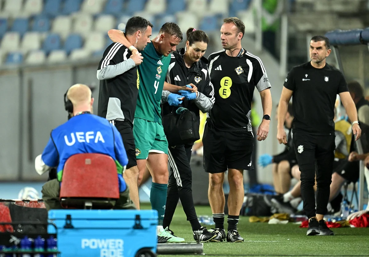 Daniel Ballard salió lesionado en Irlanda del Norte y alarmó al Sunderland