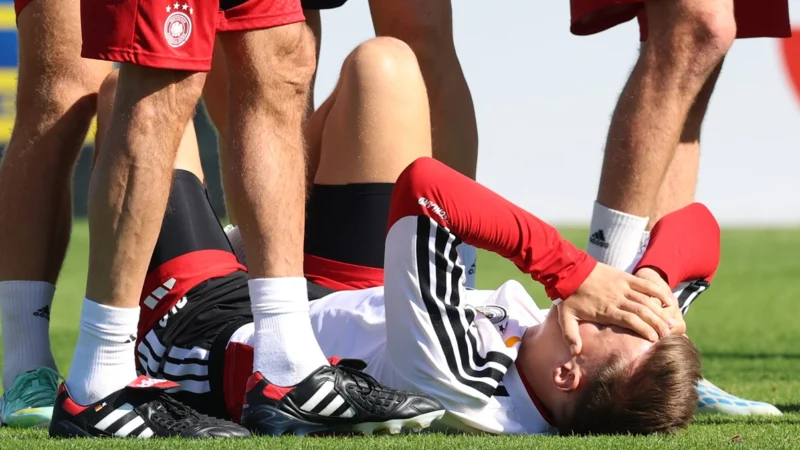Nico Schlotterbeck se lesionó en la práctica de Alemania y preocupó al Dortmund