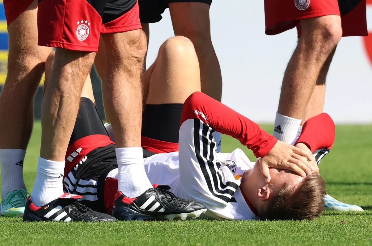 Nico Schlotterbeck se lesionó en la práctica de Alemania y preocupó al Dortmund