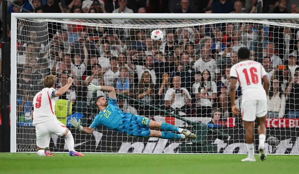 Harry Kane erró un penal en Inglaterra y terminó en tiro libre para España por la Ley Julián Alvarez