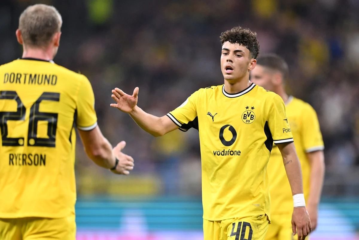 Samuele Inácio cambió la roja por un doblete en DFB Pokal