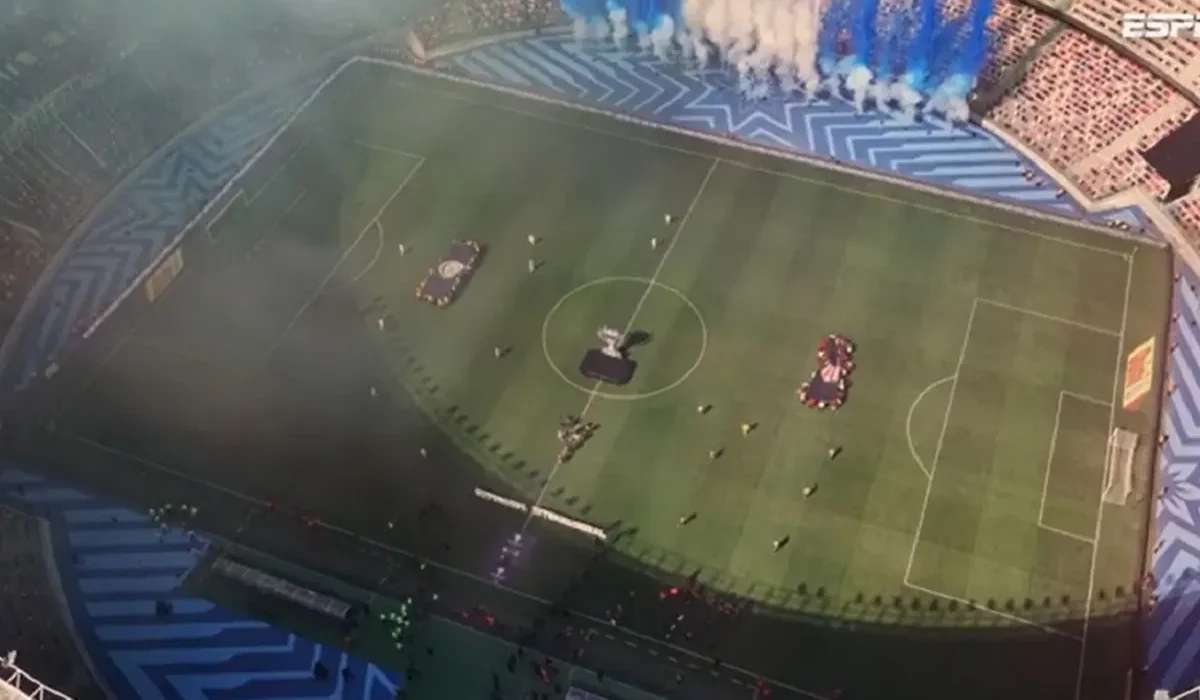 El desorden de la Supercopa Internacional: fuegos artificiales interrumpieron el himno nacional